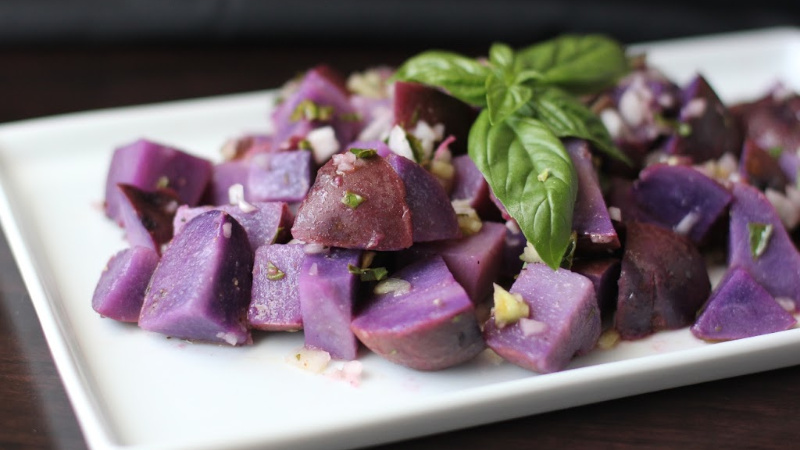 Блюдо из фиолетового картофеля